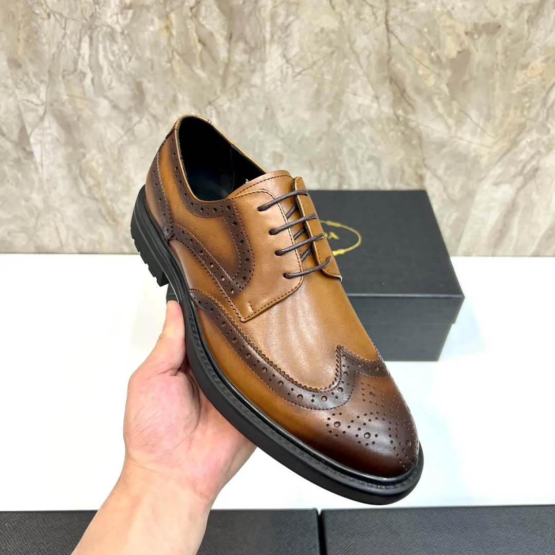 Original order quality: P580 Brand: PRADA (Prada) Standard code: Men's size 38/44 (45 can be customized) Grade: Same style as the official website High-quality men's shoes Material: Original cowhide Water-dyed cowhide lining Rubber outsole Style categories: Men's fashionable formal leather shoes Slip-on men's shoes series Young fashion European and American trends British style Top luxury Color: Actual picture